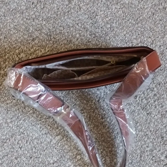 New London Fog Faux Lether Shoulder Bag. - Picture 11 of 11